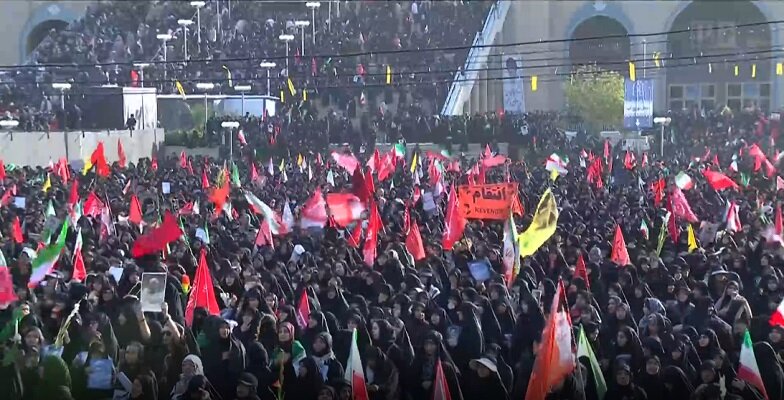 هدایت زائران ورودی به تهران به پارکینگها جهت مدیریت ترافیک مراسم وداع