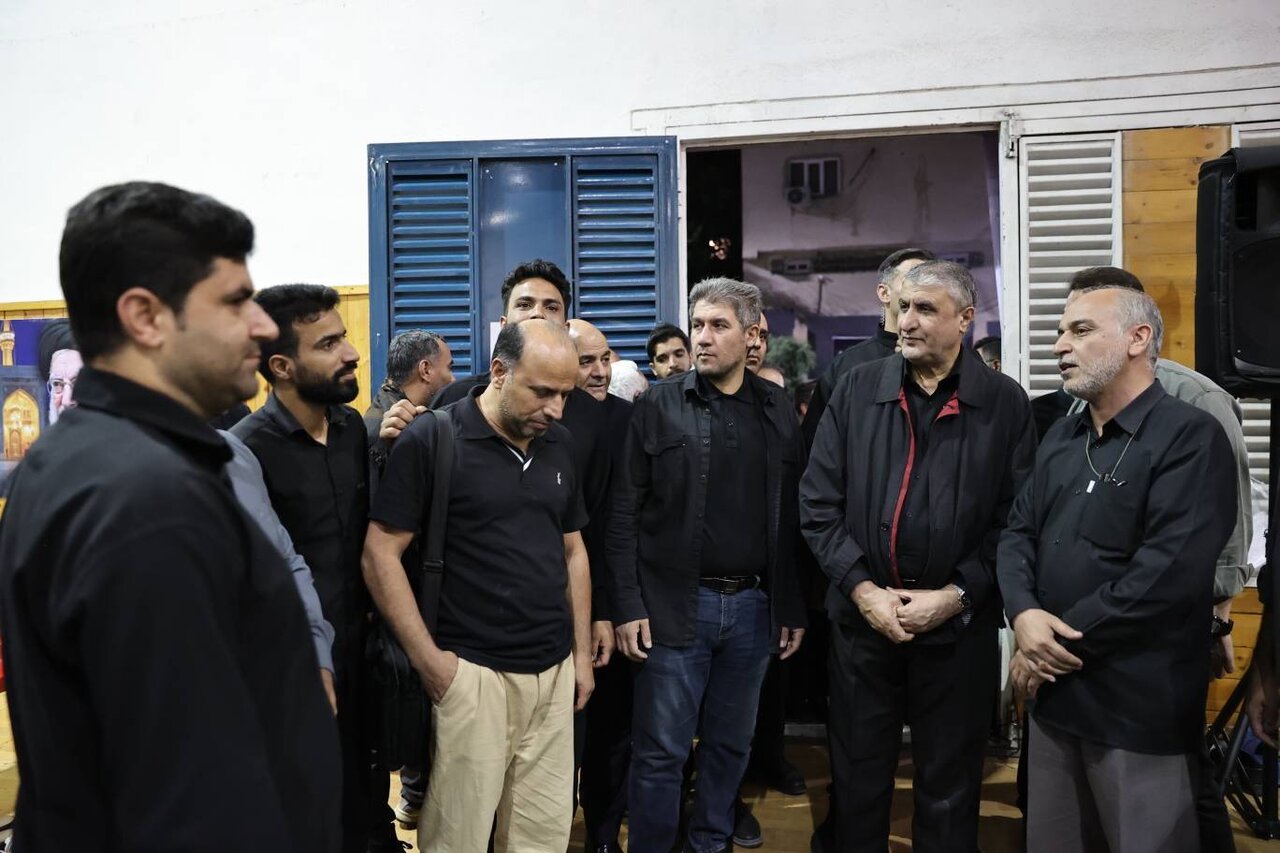 حضور محمد اسلامی در موکب خدمترسانی به زائران رهبر شهید انقلاب