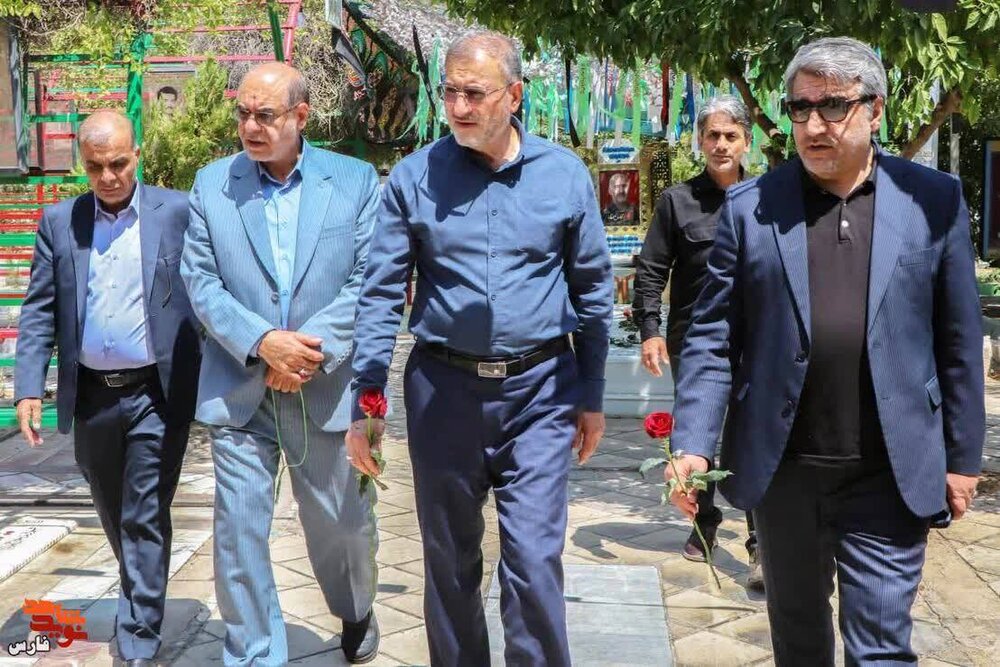 ادای احترام معاون بنیاد شهید به مزار شهید عباس دوران در شیراز