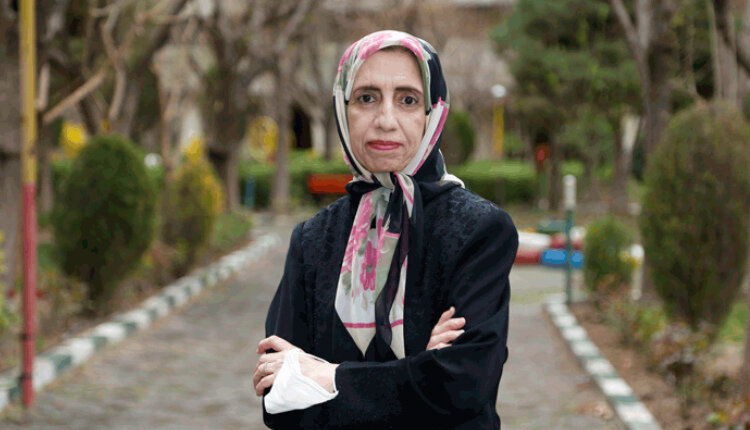 چه کسی از رویا صدر میترسد؟؛ نگاهی به کارنامه بانوی طنزپرداز ایران