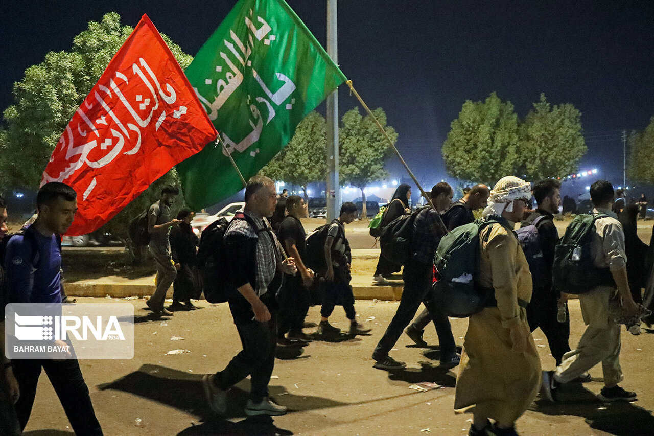 آغاز دلدادگی زائران اربعین از نخستین عمود مسیر نجف به کربلا