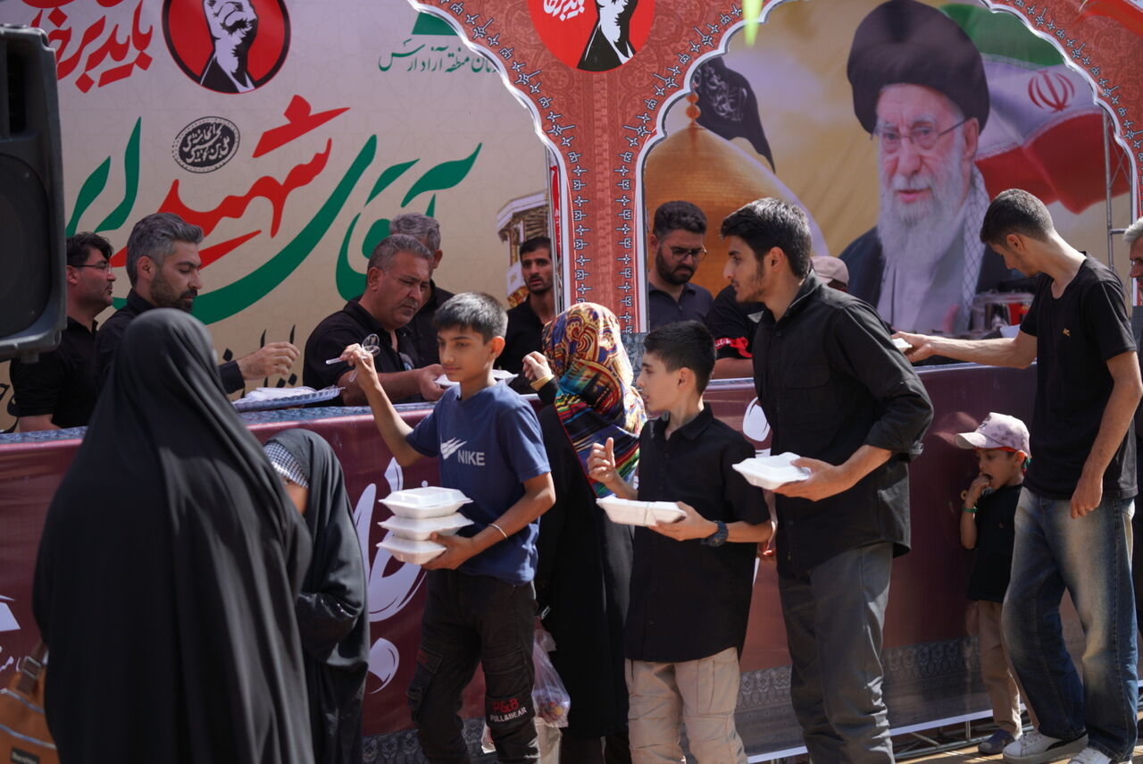 شور خدمت‌رسانی به زائران اربعین در عمود ۱۰۰ مسیر نجف به کربلا