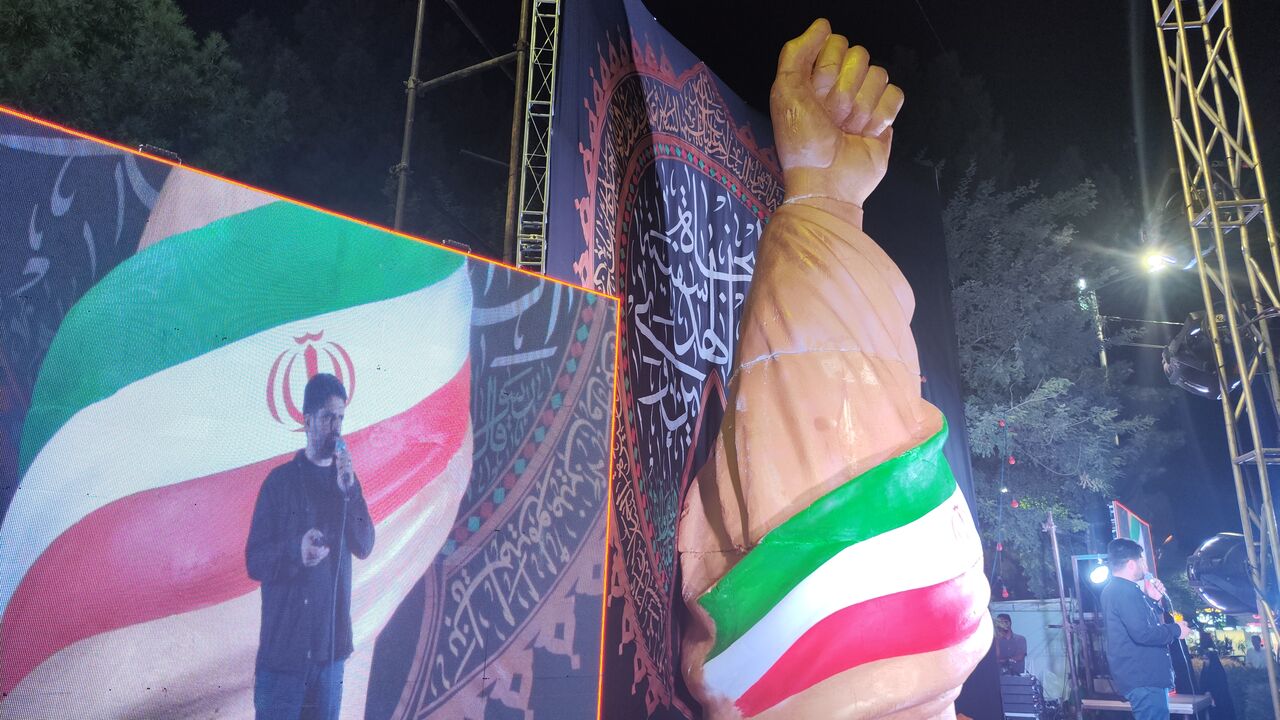 رونمایی از یادمان «باید برخاست» در کرمان