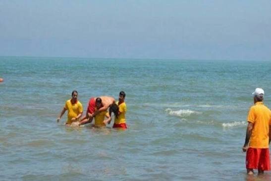 نجات ۸ نفر از غرقشدگی در سواحل تنکابن؛ الزام استفاده از جلیقه نجات