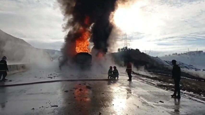 آتش‌سوزی تریلی در محور سبزوار به بردسکن؛ راننده جان سالم به در برد