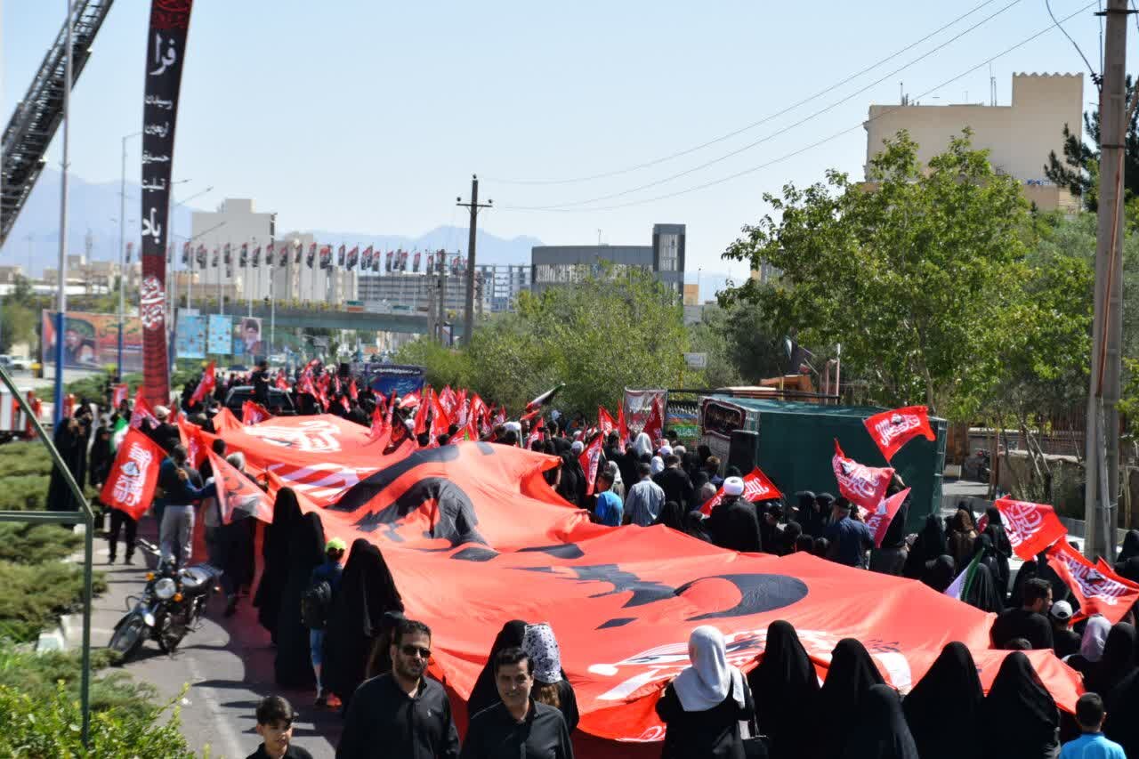 شکوه اربعین خون‌خواهی با اهتزاز پرچم «یالثارات الحسین» در سمنان