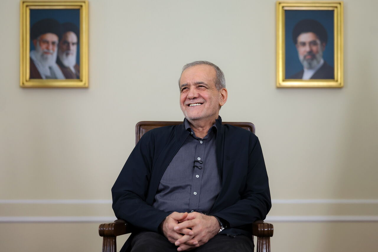 پزشکیان شایعات استعفا را تکذیب کرد: در برابر کارشکنی‌ها ایستاده‌ام