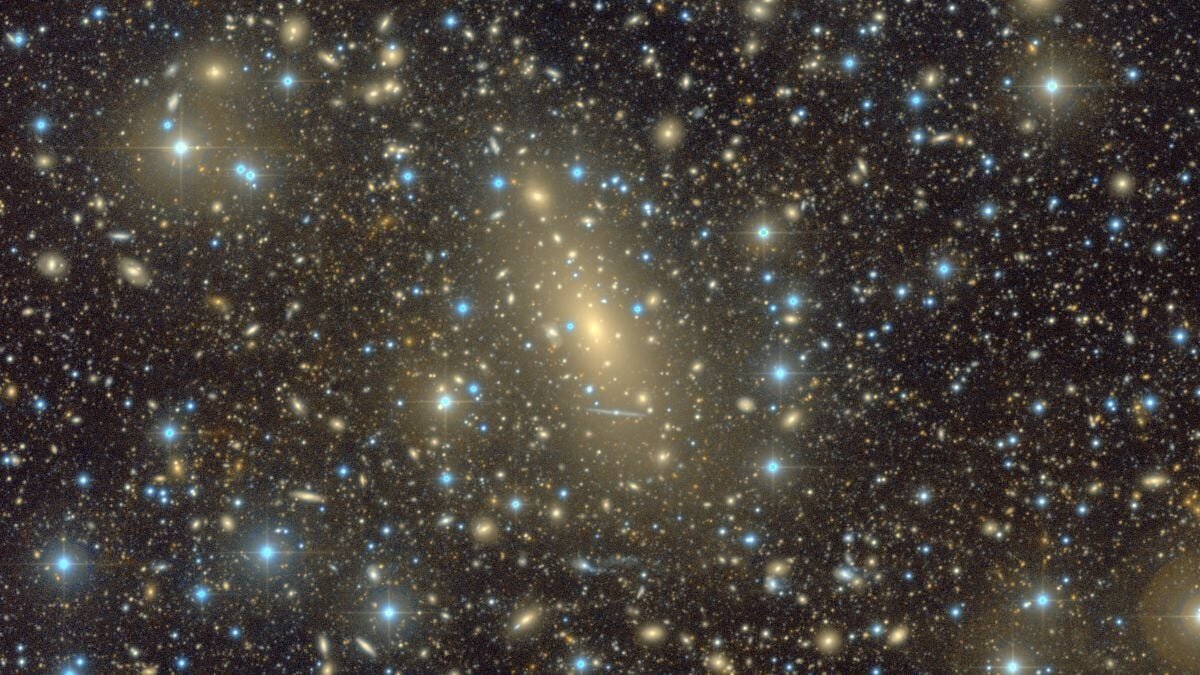 کهکشان IC 1101 با پهنای ۱.۷ میلیون سال نوری رکورد اندازه در جهان را شکست