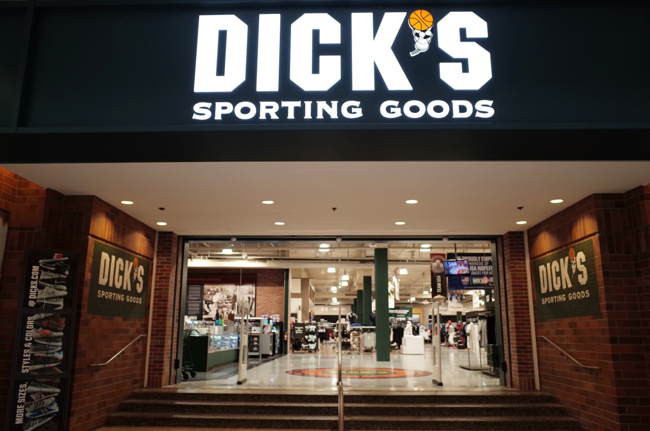 سقوط بی‌سابقه سهام Dick's Sporting Goods و بحران در صنعت کفش ورزشی