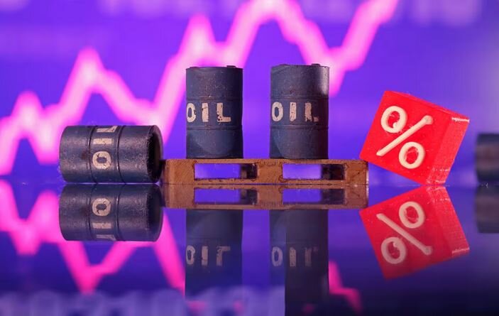 قیمت نفت در پی تحولات سیاسی و احتمال افزایش عرضه ونزوئلا کاهش یافت