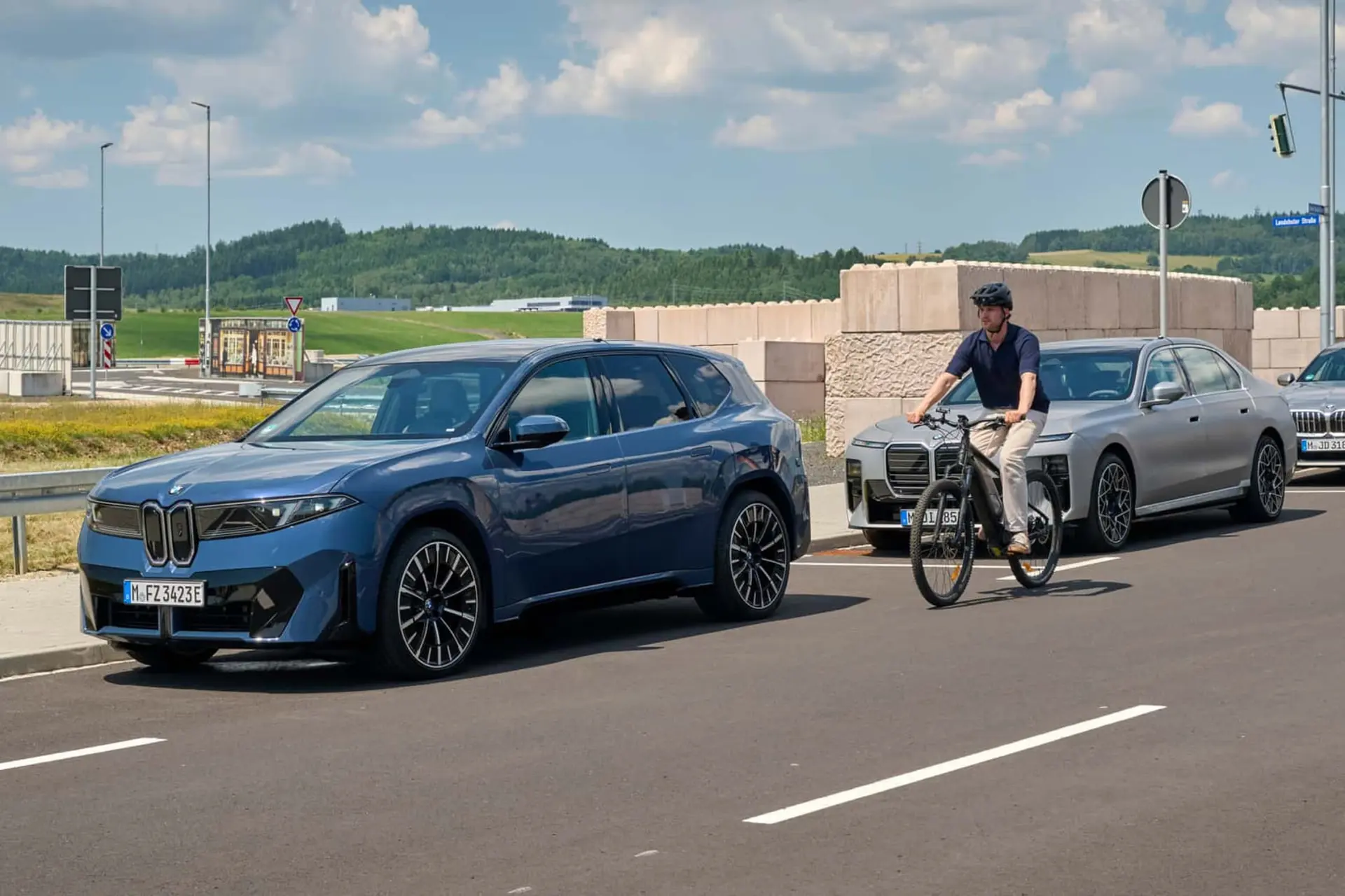 سیستم هوشمند جلوگیری از تصادف با دوچرخهسواران در خودروهای جدید BMW