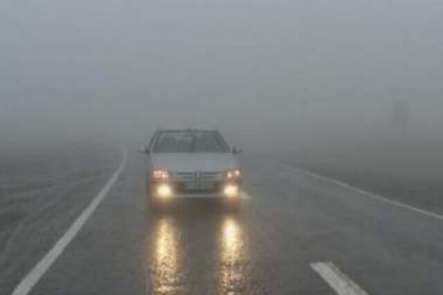 بارش شدید باران در محورهای کوهستانی جیرفت و هشدار لغزندگی جاده‌ها