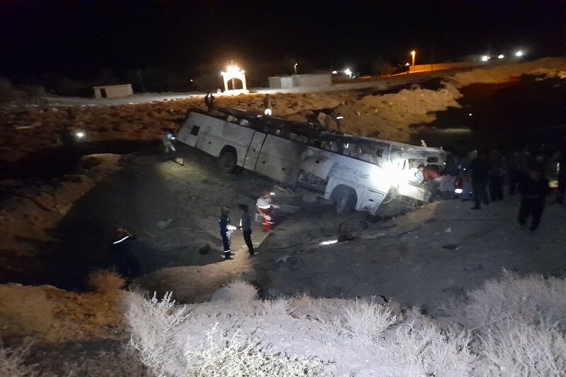 واژگونی اتوبوس حامل کارگران معدن در جاده کوهبنان-راور و مصدومیت ۱۶ نفر