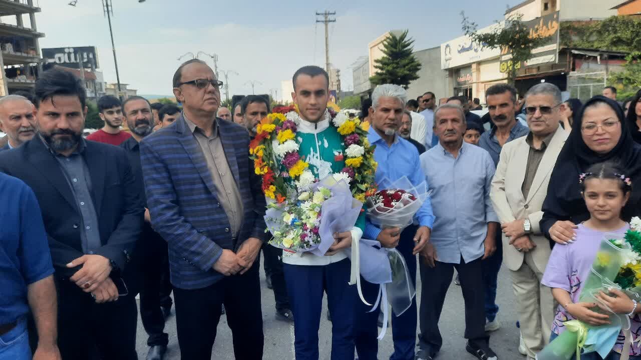 استقبال از مهدی چوبک‌زن؛ نخستین مدال‌آور کاراته قهرمانی آسیا در آمل