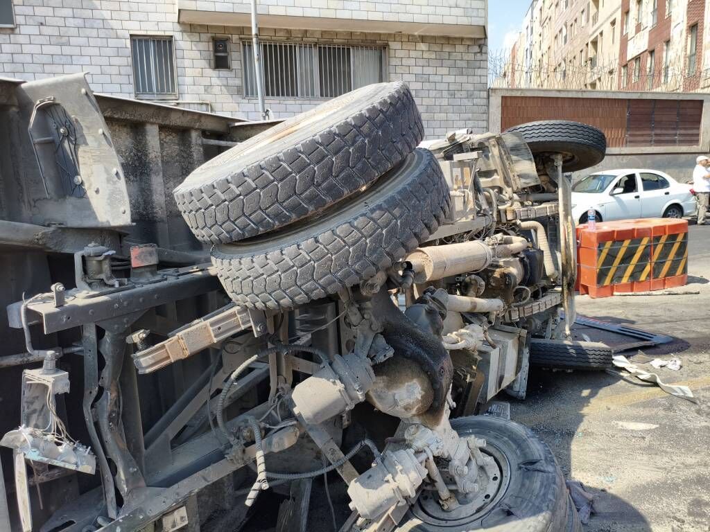 تصادف زنجیره‌ای ۱۱ خودرو در بزرگراه یادگار امام و مصدومیت ۵ نفر