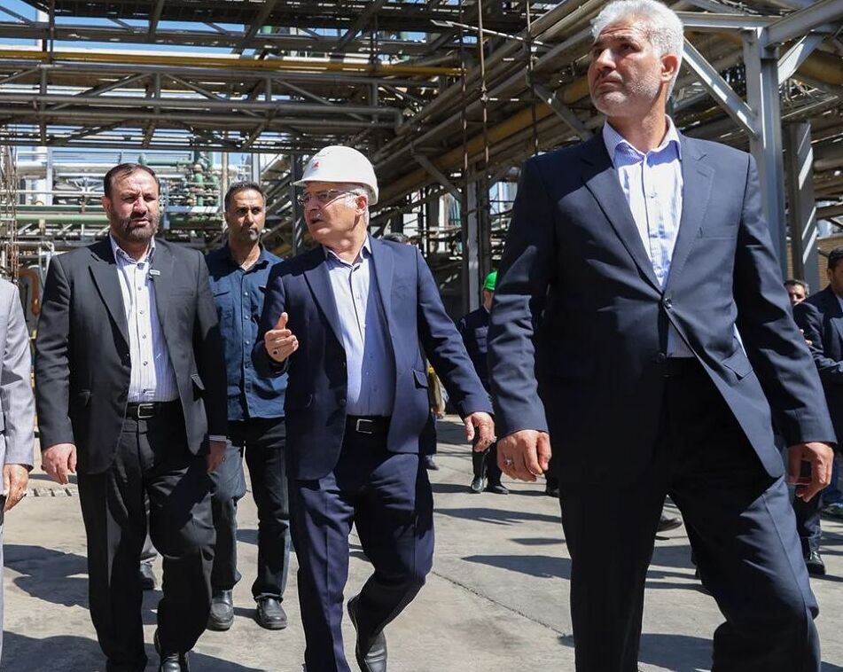 بازدید دادستان تهران از شرکت نفت پارس و دستور رفع مشکل اتصال به خط آهن
