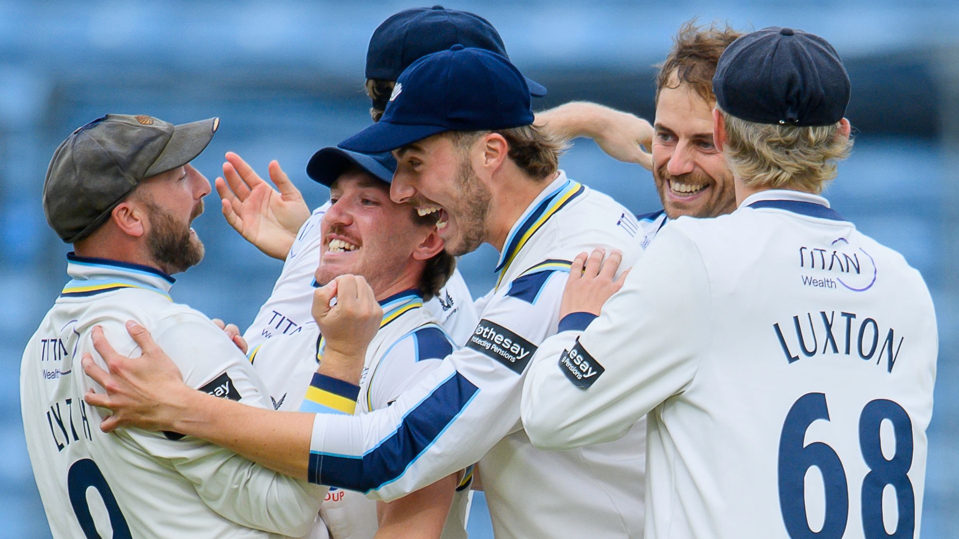 شکست سنگین سمرست در مسابقات County Championship و پیشتازی واریکشایر
