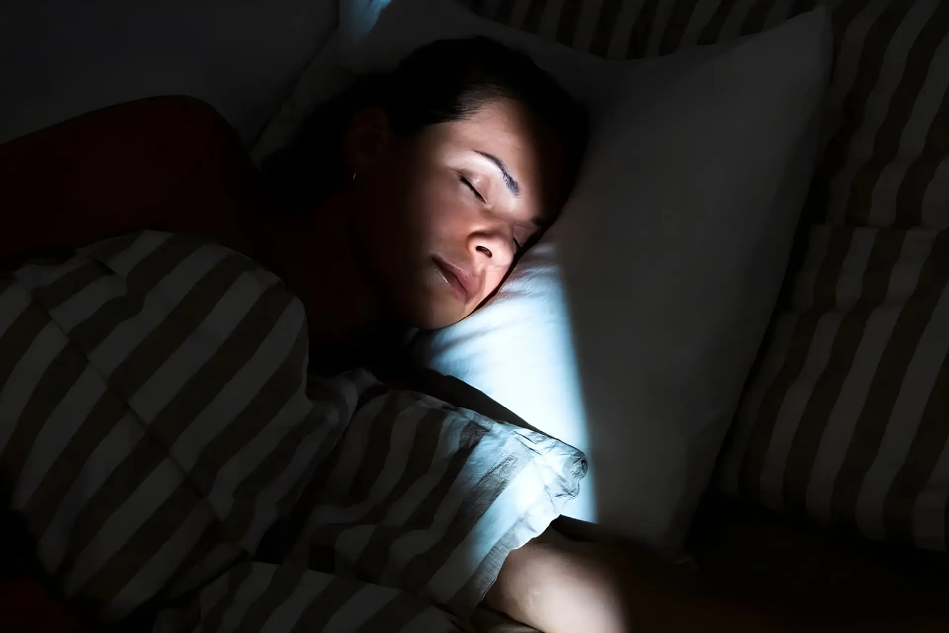 نور شبانه و سلامت قلب؛ رابطه خطرناک خوابیدن با چراغ روشن