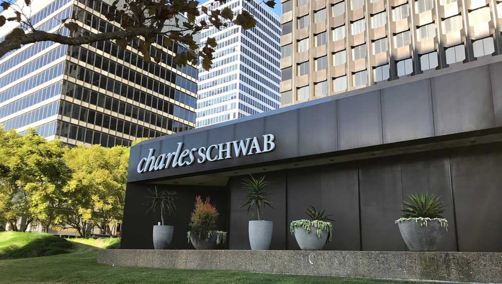 تهدید هوش مصنوعی و سیگنال فروش برای سهام Charles Schwab