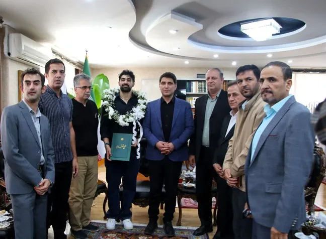 تجلیل استاندار کردستان از محمدبصیر مومنی، مدال‌آور بسکتبال در بازی‌های آسیایی