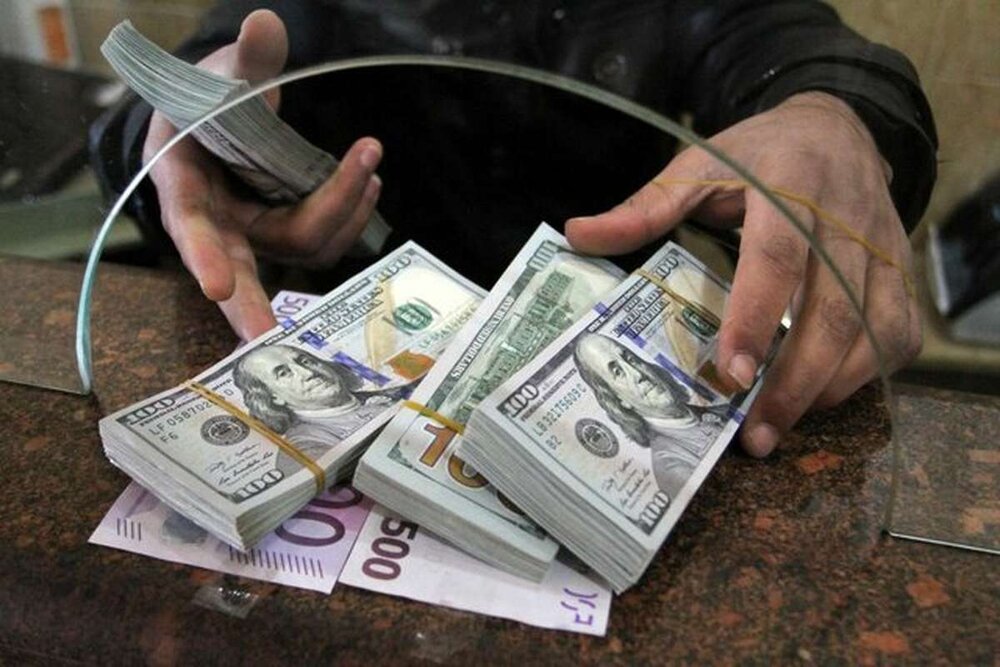 فروش ارز در بانکها؛ نرخ ۲۵۷ هزار تومانی دلار و سقف ۱۰ هزار دلاری برای هر فرد