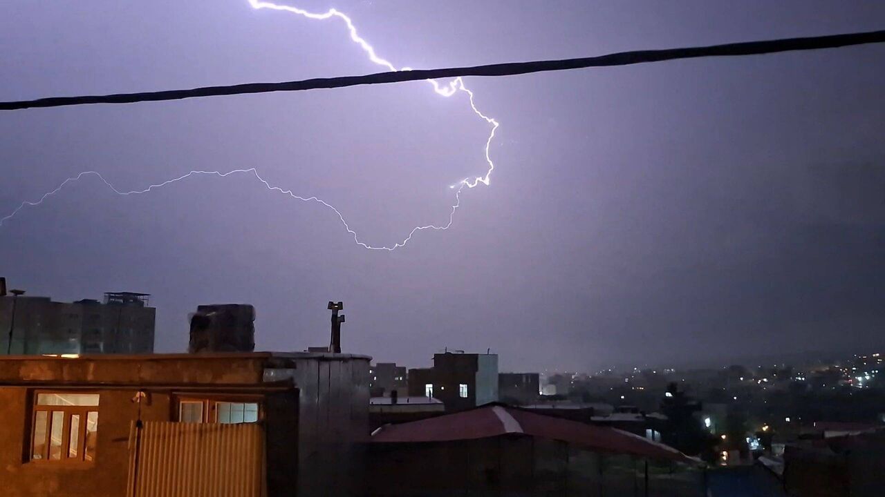 تندباد و بارش شدید باران باعث قطعی برق در برخی مناطق بندرعباس شد