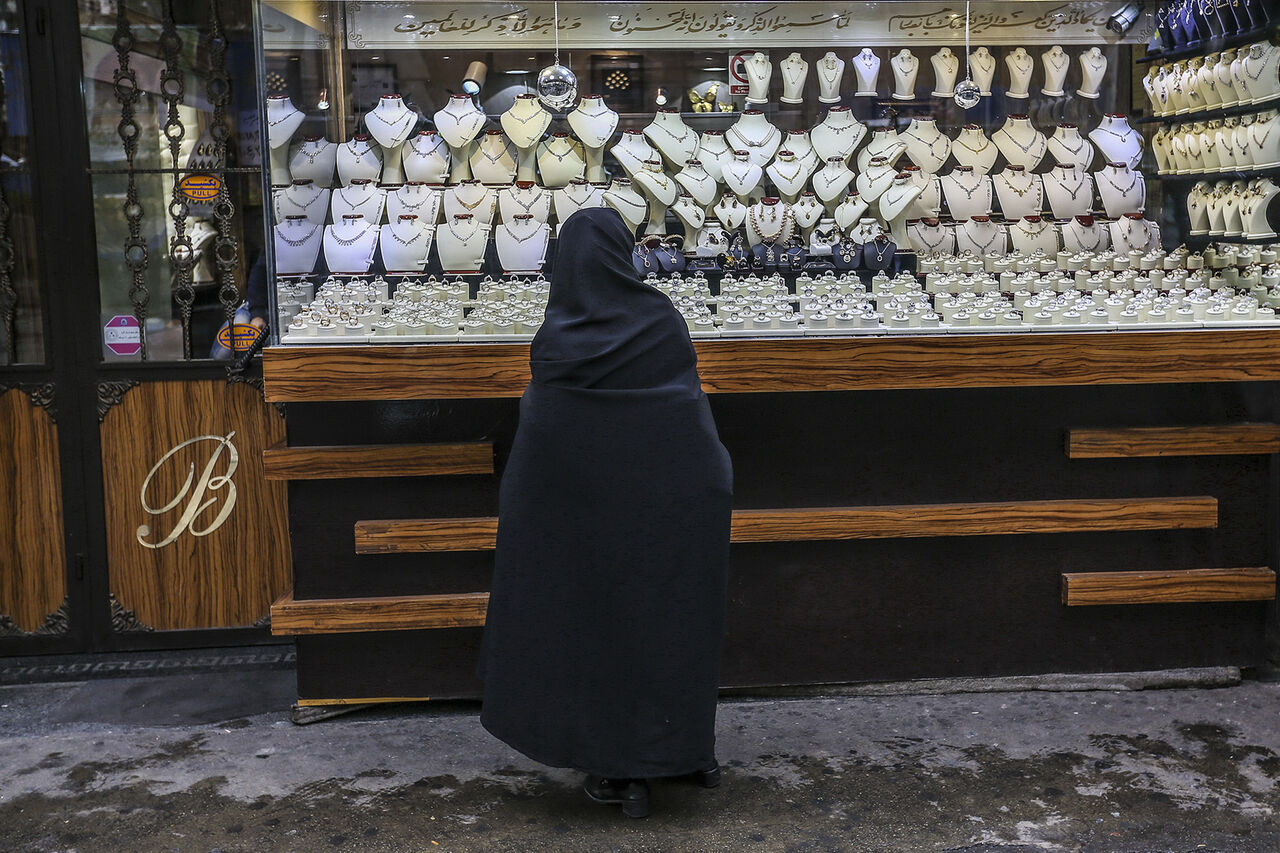 قیمت طلا در ایران؛ چرا با افت اونس جهانی، قیمت‌های داخلی تغییر نمی‌کند؟